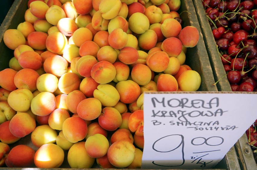 Najświeższe ceny owoców i warzyw z targu na Ruskiej. Fani czereśni i truskawek mogą czuć zadowolenie