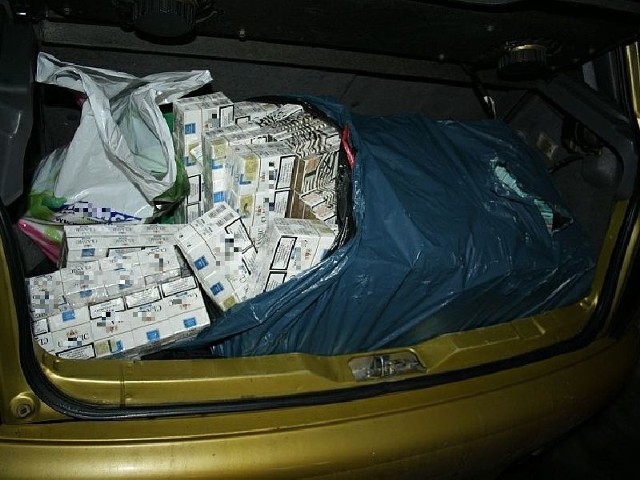 W bagażniku kontrolowanego nissana policjanci znaleźli prawie 600 paczek papierosów rożnych marek bez polskiej akcyzy.