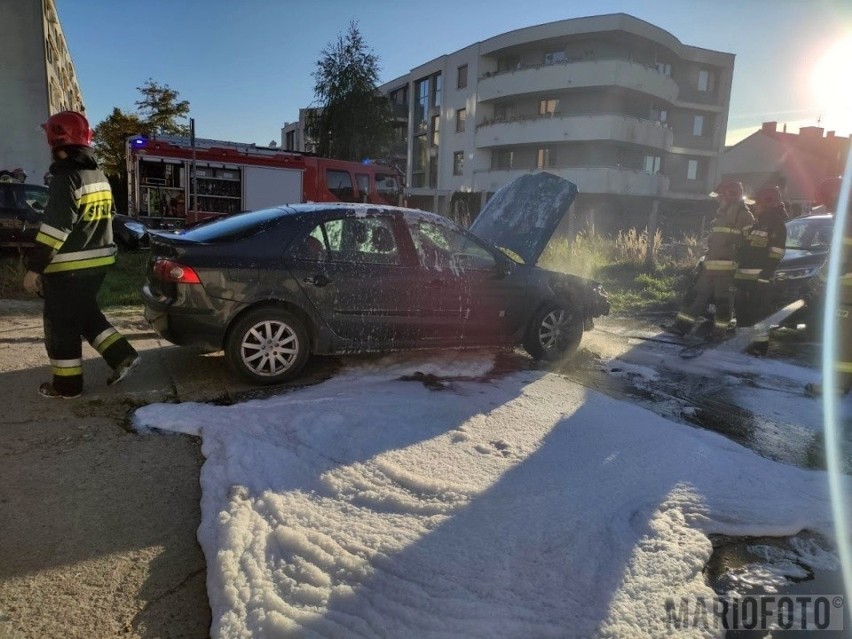 Chwile grozy podczas jazdy. Pożar samochodu osobowego na ul. Gospodarczej w Opolu. Na miejscu służby ratunkowe