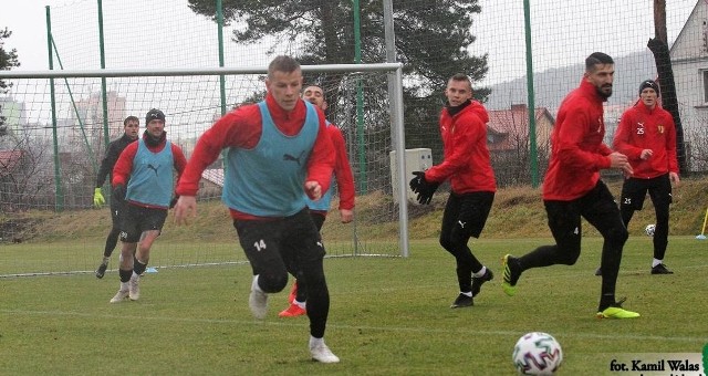 Piłkarze Korony Kielce w sobotę o godzinie 15 rozegrają pierwszy w tym roku mecz w ekstraklasie. Na Suzuki Arenie zmierzą się z Górnikiem Zabrze. Z powodu czerwonych kartek zabraknie Ognjena Gnjaticia i Rodrigo Zalazara. Nie zagra też Serb Nemanja Miletić, który przebywa w Belgradzie. Ma problemy z kolanem. Do dyspozycji sztabu szkoleniowego będzie natomiast obrońca Michał Gardawski, który ostatnio miał problemy zdrowotne.- Im więcej ma się możliwości potrenowania z drużyną, poznania nawyków poszczególnych zawodników, to piłkarz czuje się lepiej. Bojan Cecarić z każdym dniem czuje coraz większą swobodę wśród chłopaków, został też dobrze przyjęty, sprzedał to dwiema bramkami w sparingach i myślę, że zdobył więcej pewności siebie. Mam nadzieję, że ten zawodnik będzie się rozwijał, ale już w najbliższym meczu, jeżeli dostanie taką szansę, to pokaże swoją umiejętność gry na tej pozycji - mówił na czwartkowym briefingu Mirosław Smyła, trener Korony Kielce. Z Koroną trenuje już Jacek Kiełb, który rozwiązał kontrakt z Bruk-Betem Termaliką Nieciecza. - Jacek Kiełb to piłkarz. Pokazał swoje umiejętności w ostatniej grze wewnętrznej, zna to miejsce, jest stąd, więc nic nie stoi na przeszkodzie by w najkrótszym możliwie czasie wkomponował się do kadry.  Mam nadzieję, że umiejętności Jacka pomogą zespołowi, w zależności od okoliczności. Jeżeli będzie potrzeba, to zagra na „10”, gdy pojawi się deficyt w ataku, to zagra jako napastnik, a jeśli będzie potrzebny na skrzydle, to tam go wykorzystamy. Mam nadzieję, że będzie kolejnym elementem układanki, który pomoże w zbudowaniu silniejszej drużyny, która będzie grała skuteczniej w meczach mistrzowskich - powiedział trener Korony Mirosław Smyła. Sobotni mecz poprowadzi Tomasz Kwiatkowski. Na liniach pomagać mu będą Marcin Boniek oraz Michał Gajda. Sędzią technicznym został Mateusz Jenda, a w wozie VAR zasiądą Piotr Lasyk i Tomasz Listkiewicz.(dor)