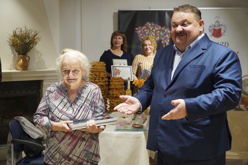 Laureatkom w imieniu zarządu województwa nagrody wręczył...