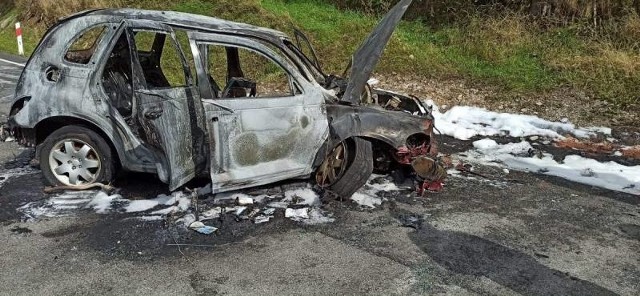 Obywatel Ukrainy kierujący samochodem osobowym marki Chrysler Cruiser, którym podróżowali obcokrajowcy, stracił panowanie nad pojazdem i uderzył w betonowy przepust, na skutek czego pojazd uległ spaleniu