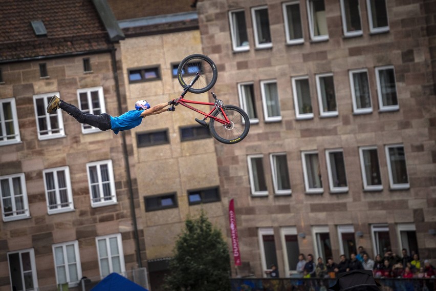 Rowerem po dachach Katowic. Red Bull Roof Ride, czyli ekstremalne widowisko w samym sercu stolicy Śląska już 21 sierpnia