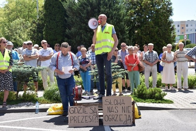 Mieszkańcy protestowali przed Spółdzielnią Mieszkaniową. Mają dość horrendalnych podwyżek.