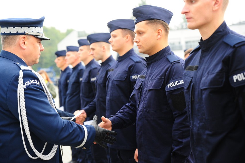 Kraków. Ślubowanie policjantów i policjantek. Do tego pokaz sprzętu