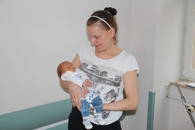 Dominik Szarejko, syn Anny i Jacka z Łysych urodził się 14 stycznia. Ważył 2650 g, mierzył 57 cm. W domu czeka na niego trzyletni brat Hubert. Na zdjęciu z mamą