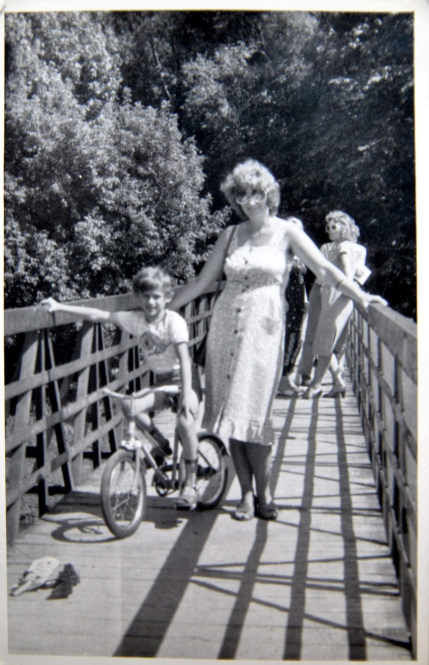 Lipiec 1980 roku. Elżbieta Symotiuk z synem, w czasie...