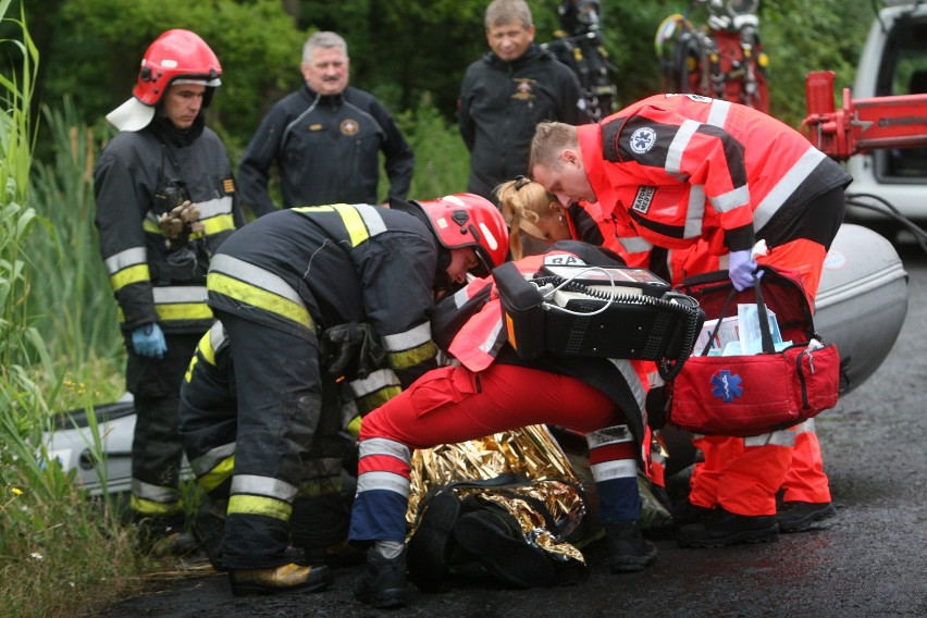 Katastrofa w Jastrzębiu: Wypadek autobusu i auto w jeziorze