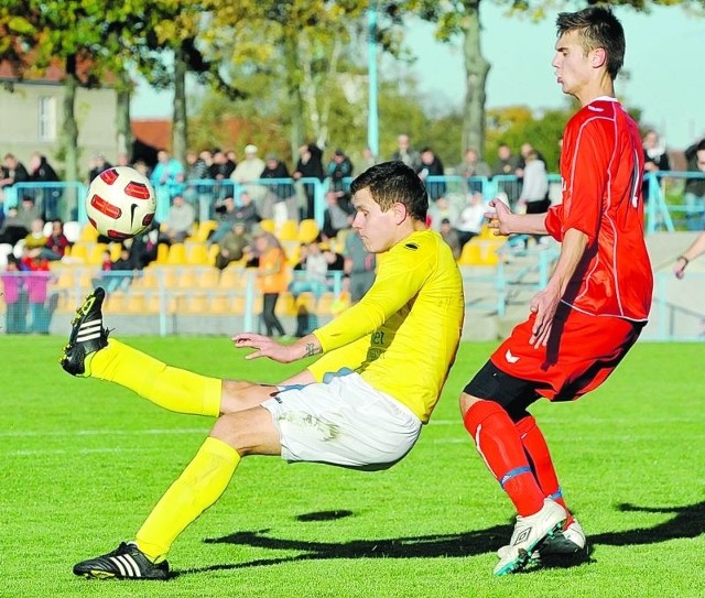 Bartosz Olejniczak nie strzelił gola, choć próbował trafić w taki efektowny sposób. Obok Mateusz Świtała.