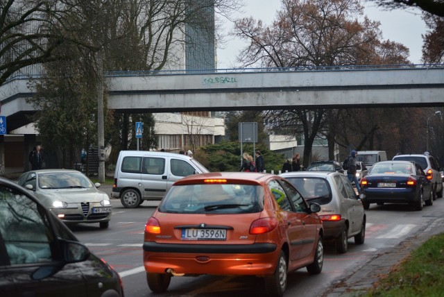 Kładka dla pieszych nad ul. Sowińskiego jest zamknięta od 2014 r. 