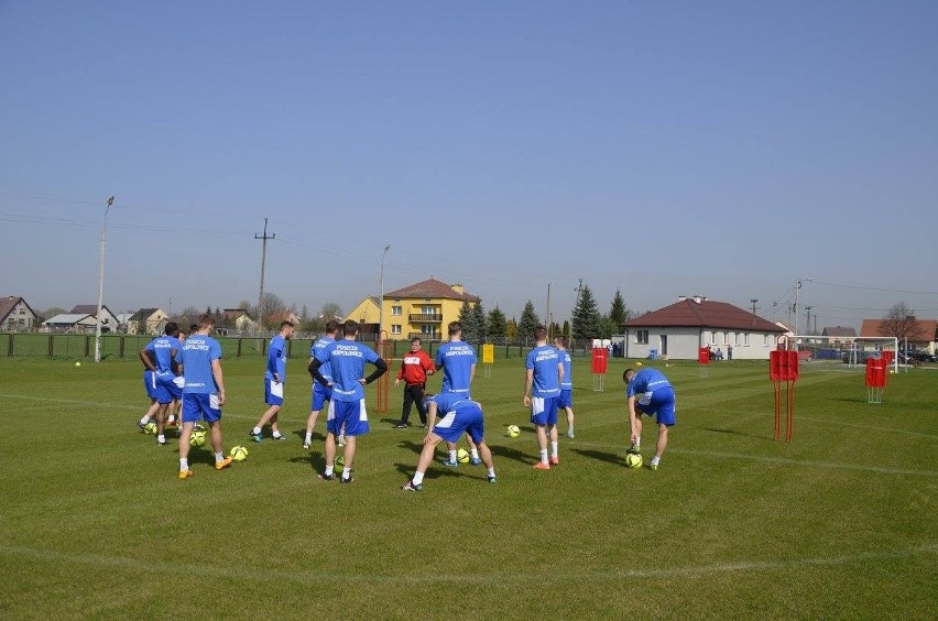 Piłkarze Puszczy Niepołomice podczas pierwszego treningu w...