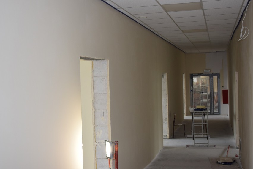 Nowa sala gimnastyczna i sale lekcyjne w białobrzeskiej szkole podstawowej będą gotowe we wrześniu. Sprawdziliśmy, jak wyglądają teraz