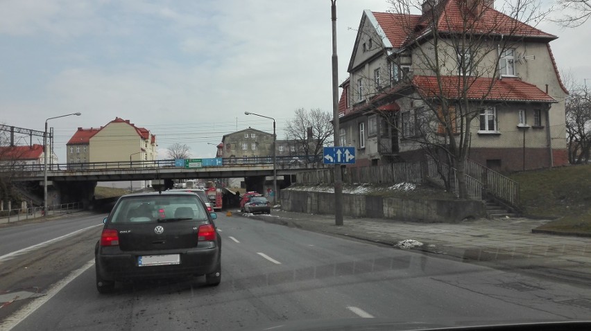 Trzy samochodu zderzyły się w okolicach wiaduktu na ul....