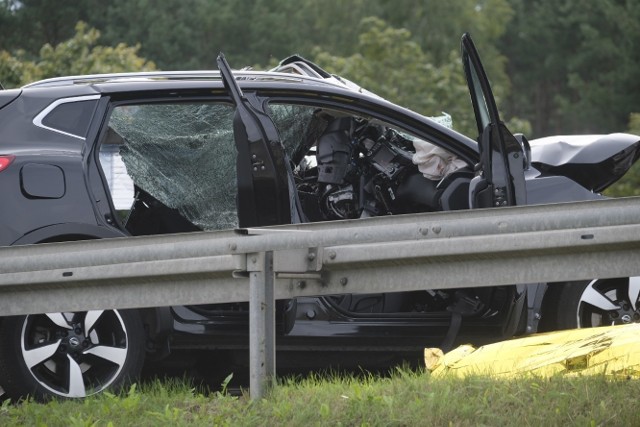 Jak informuje Komenda Wojewódzka Państwowej Straży Pożarnej w Toruniu, o godzinie 8:12 na drugim kilometrze trasy S10 doszło do tragicznego wypadku.Niestety dwie osoby zginęły w tym zdarzeniu. Droga jest zablokowana.- W wypadku wzięły udział trzy pojazdy: lexus, toyota i nissan. Niestety dwie osoby poniosły śmierć. Policjanci pod nadzorem prokuratury wyjaśniają okoliczności tego tragicznego zdarzenia - przekazał nam mł. asp. Wojciech Chrostowski z Komendy Miejskiej Policji w Toruniu.[przycisk_galeria]- Ze wstępnych ustaleń policjantów toruńskiej drogówki wynika, że kierujący osobowym nissanem qashqai 55-latek jadąc od strony Bydgoszczy z nieustalonych przyczyn zjechał na przeciwny pas, gdzie zderzył się z lexusem i toyotą. W wyniku tego zdarzenia śmierć poniósł kierowca nissana oraz 80-letnia pasażerka tego auta - dodaje Chrostowski.Dodatkowo jedna osoba została ranna i przewieziono ją do szpitala.Wszystkie osoby, które były świadkami tego zdarzenia proszone są o osobisty lub telefoniczny kontakt z Wydziałem Dochodzeniowo-Śledczym Komendy Miejskiej Policji w Toruniu, ul. Grudziądzka 17, tel. 47 754 26 07 lub 112.