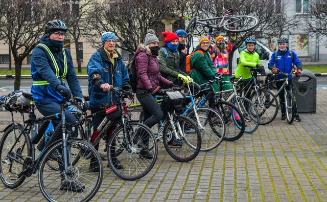 86. wycieczka rowerowa z cyklu Kultura na świeżym w niedzielę, 13.12.2020 r.; wyruszyła spod siedziby Teatru Polskiego w Bydgoszczy. Cykliści pod przewodnictwem Dominiki Kiss-Orskiej udali się do malowniczych Skrzynek nad jeziorem Stelchno