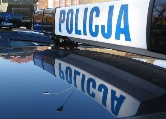 Wypadek śmiertelny w Brzegu. 58-latek zjechał z drogi i uderzył w drzewo 