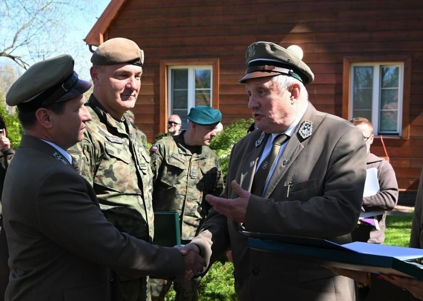 Uczestnicy sadzenia lasu w Leśnictwie Czarna Wieś