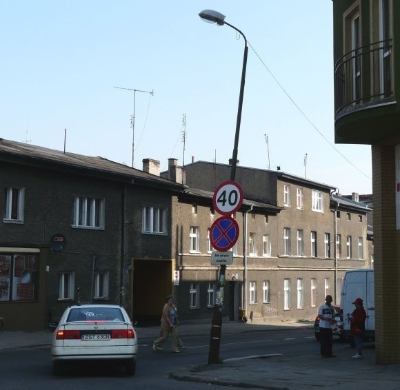 Tej latarni u zbiegu ulic Konopnickiej i Dworcowej już dawno nie powinno być. Mieszkańcy obawiają się, że spadnie na przechodniów lub auta.