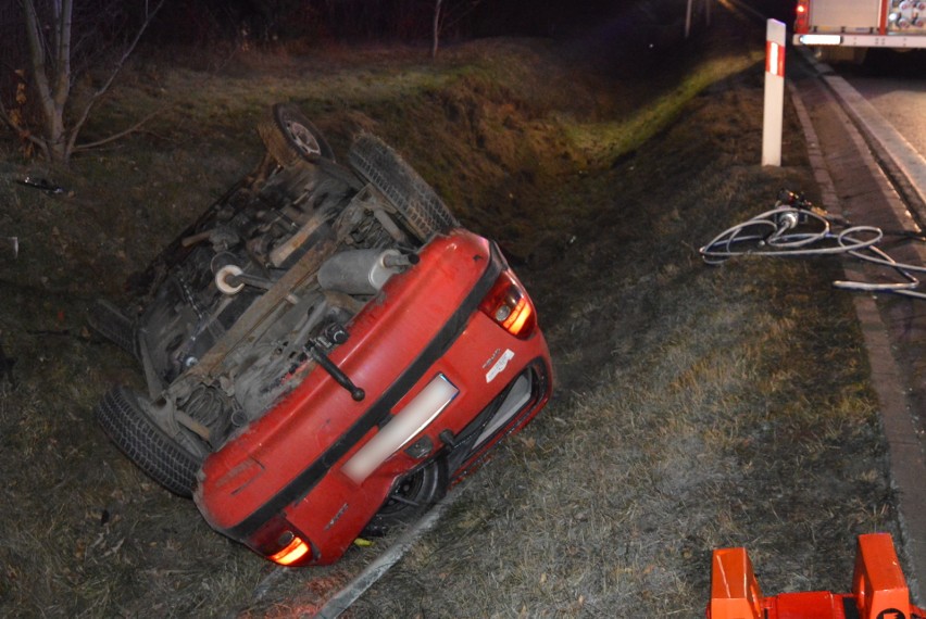 Wypadek w Obrowie. Na DK 10 dachowało auto z siedmioma pasażerami. Zginęły dwie osoby [Zdjęcia]