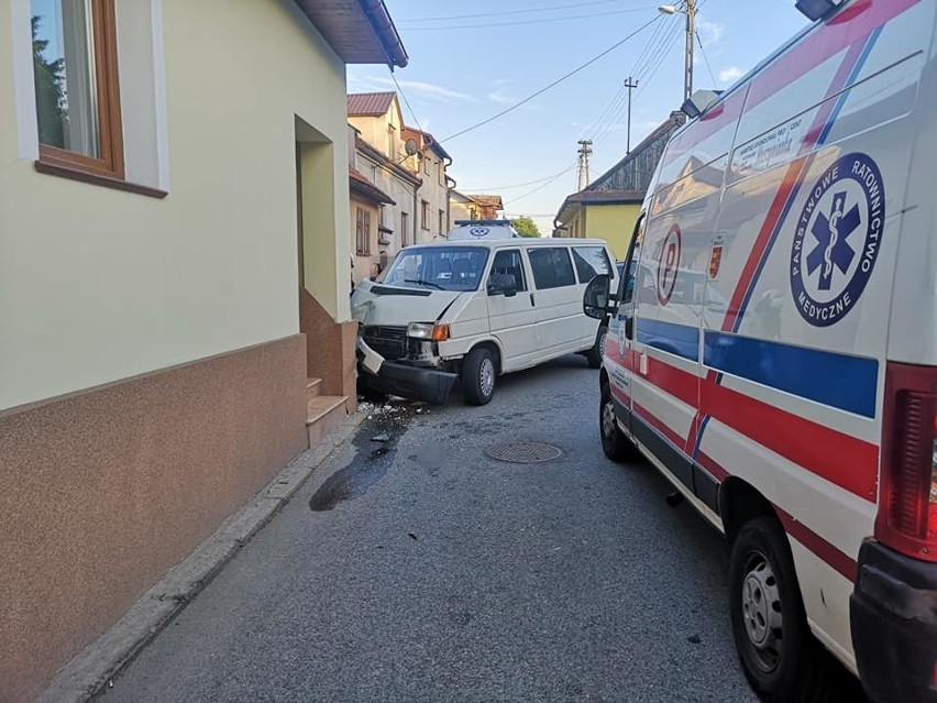 Wypadek w Starym Sączu. Samochód dostawczy uderzył w budynek na ul. Kilińskiego. Dwie osoby zostały zabrane do szpitala [ZDJĘCIA]