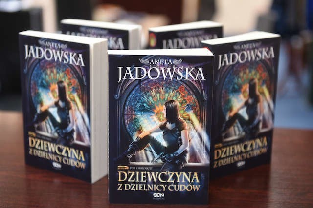"Dziewczyna z Dzielnicy Cudów" rozpoczyna nową serię powieści Anety Jadowskiej