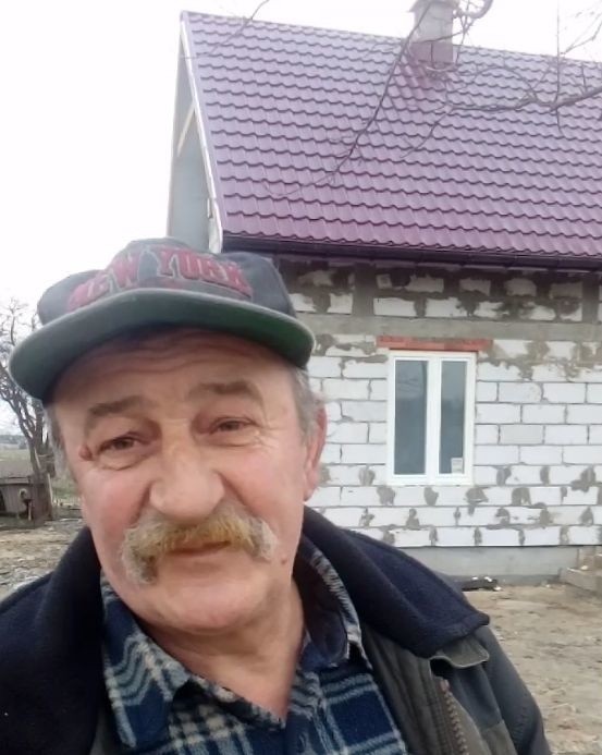 Zbigniew Jachimowski przed swoim odbudowanym domem w Damianach prosi o dalszą pomoc.