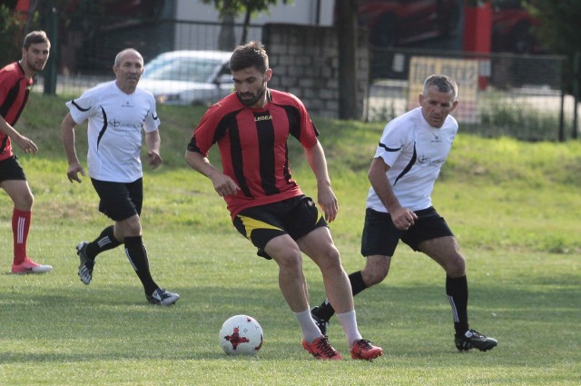 Paweł Tarnowski (przy piłce), Włodzimierz Zawadzki (pierwszy z prawej), Piotr Kornacki (od lewej) i Sławomir Żeromiński, czyli gwiazdorski skład podczas Festynu Piłkarskiego na 25-lecie Beniaminka Radom.