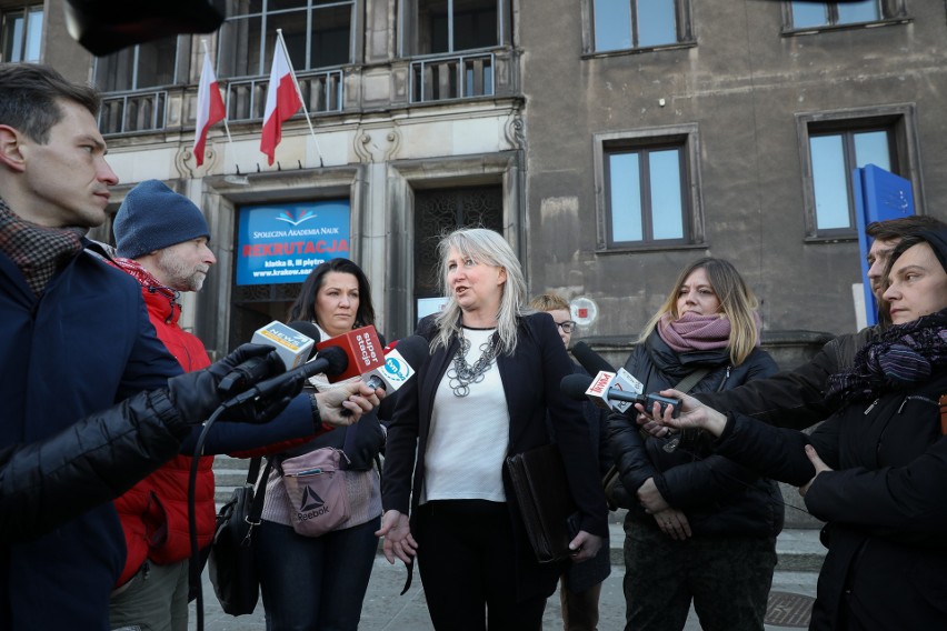 Rodzice osób LGBT pojawili się w siedzibie Kuratorium Oświaty w Krakowie