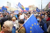 Wielka manifestacja w Katowicach. "My zostajemy!" Tłumy ludzi skandują na Rynku i stają za pozostaniem Polski w Unii Europejskiej