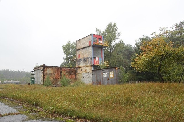 Instalacja do produkcji DNT na dawnym Zachemie w Bydgoszczy składała się m.in. z obiektu produkcyjnego oraz budynków magazynowych. Teraz terenu nikt nie pilnuje.