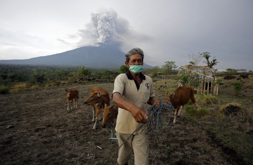 Bali: wulkan Agung może wybuchnąć w każdej chwili. Władze zamknęły lotniska