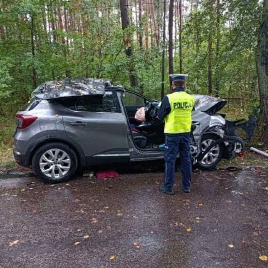 Tragiczny wypadek w Zamku Kiszewskim (pow. kościerski). Samochód uderzył w drzewo. Dwie osoby nie żyją. 21.08.2022 r.