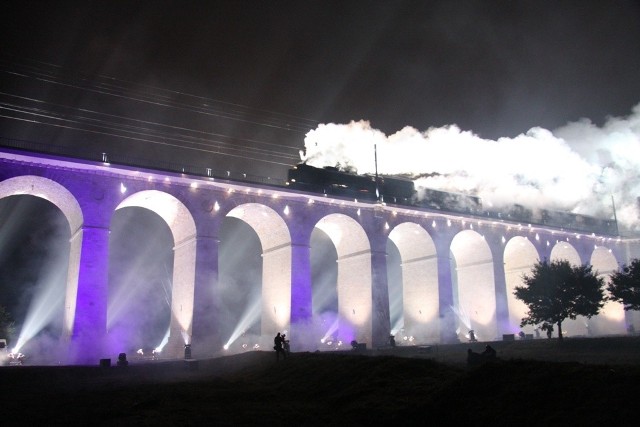 Most kolejowy w Bolesławcu to atrakcja turystyczna. Nocą oświetla go  58 reflektorów. Inne dolnośląskie wiadukty kolejowe także są imponujące.