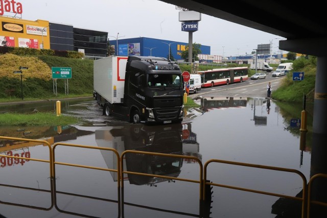 Tak wyglądał przejazd pod wiaduktem przy sklepie Agata i markecie IKEA w Katowicach 23 czerwca 2023 roku, po ulewie.Zobacz kolejne zdjęcia. Przesuwaj zdjęcia w prawo - naciśnij strzałkę lub przycisk NASTĘPNE