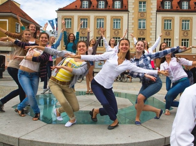 Zespół Prolisok jest laureatem wielu międzynarodowych festiwali, występował m.in. w Czechach, Brazylii, Maroku i Japonii. Do Białegostoku przyjechało 35 młodych tancerzy. Są mile zaskoczeni miastem i mieszkańcami.