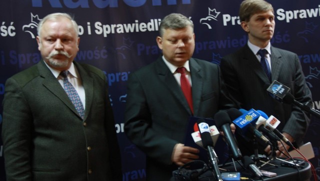 Posłowie PiS apelują do premiera i zapowiadają ostre protesty. Od lewej: Dariusz Bąk, Marek Suski o Krzysztof Sońta.