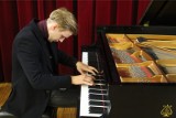 OiFP. Tymoteusz Bies zagra w filharmonii II koncert fortepianowy Chopina  