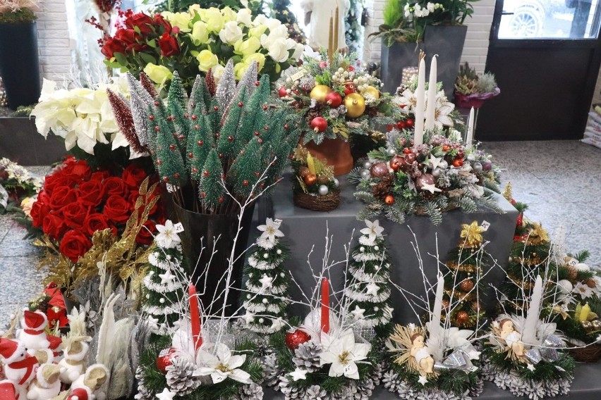 Znicze choinki i mikołaje, stroiki na groby w świątecznym wydaniu - z bombką, gwiazdką - ZDJECIA