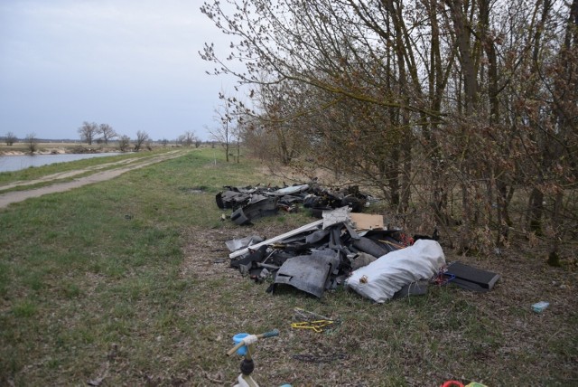 Jedno z wysypisk było w zeszły roku nad Wartą na Wieprzycach.