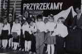 Życie Szkoły Podstawowej nr 1 w Miastku na starych fotografiach. To najstarsza placówka