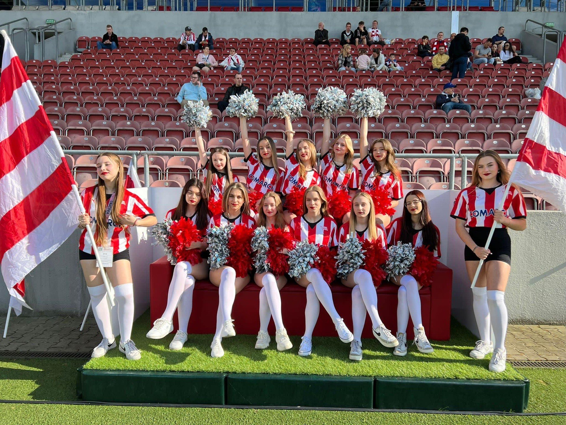 cheerleaderki-z-intoxu-u-wietniaj-mecze-cracovii-maj-energi
