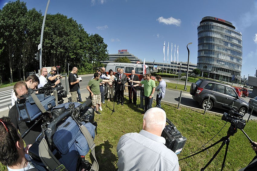 Gdańsk: 150 tys. podpisów przeciwko prywatyzacji Lotosu (ZDJĘCIA)