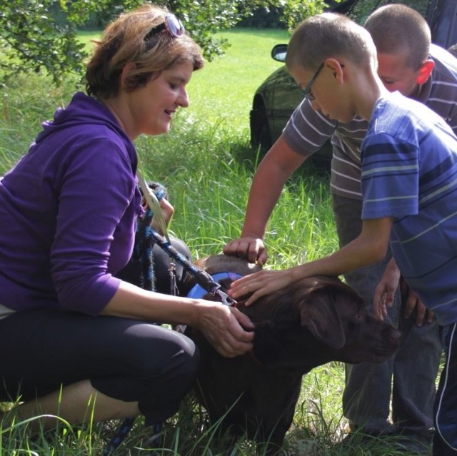 Arletta Urbanowska jest instruktorem pozytywnego szkolenia psów, kynoterapeutom, magistrem pedagogiki opiekuńczej i resocjalizacyjnej. Pracuje z dziećmi i młodzieżą niepełnosprawną i pełnosprawną. Uwielbia zwierzęta, a zwłaszcza psy, który stały się dla niej natchnieniem do założenia szkółki. Chce wpłynąć na poprawę życia czworonogów poprzez pokazanie ich właścicielom, jak je wychowywać, pielęgnować, szkolić i kochać.