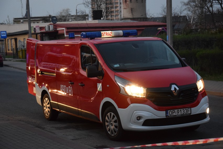 Mężczyzna siedział na dachu i rzucał dachówkami w strażaków. Akcja na Reja w Kędzierzynie-Koźlu