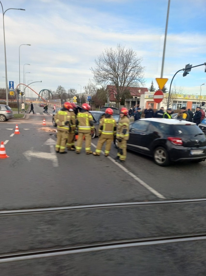 Mężczyzna uciekał przed policją i doprowadził do kolizji.