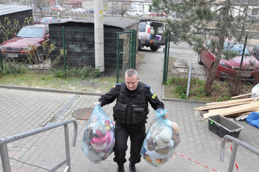 Policjanci z OPP Katowice przekazali prezenty dla dzieci ZDJĘCIA