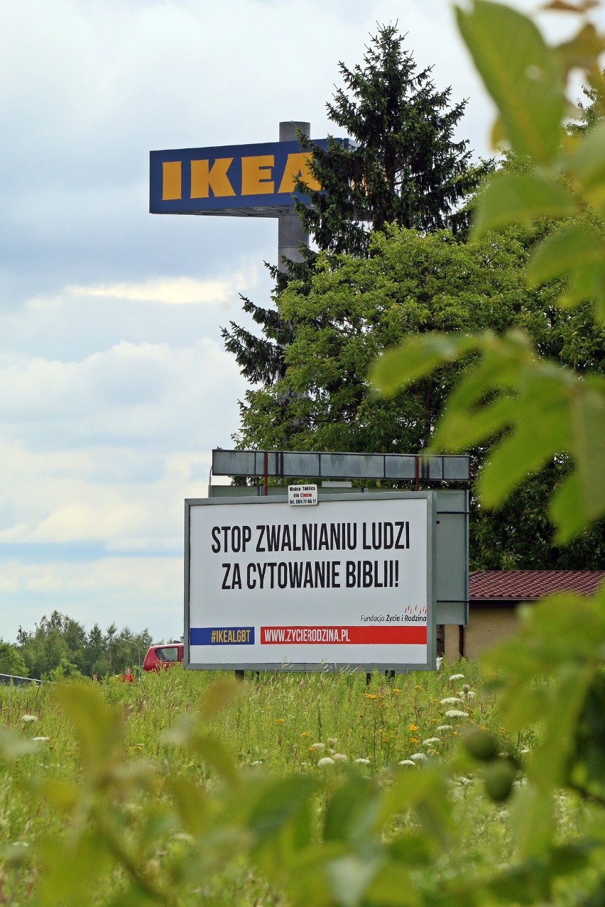 Prawicowa fundacja walczy z IKEA. Billboard stanął przed sklepem sieci w Lublinie