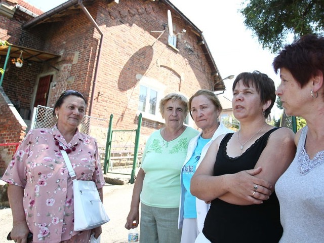 - Nie pozwolimy na sprzedaż mieszkań w szkole, którą budowali nasi dziadowie &#8211; mówią mieszkańcy Glinika Charzewskiego.