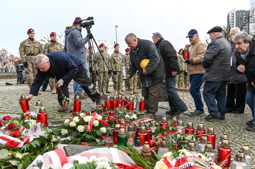 49. rocznica Grudnia 70'. Uroczystości pod Pomnikiem Poległych Stoczniowców [ZDJĘCIA]