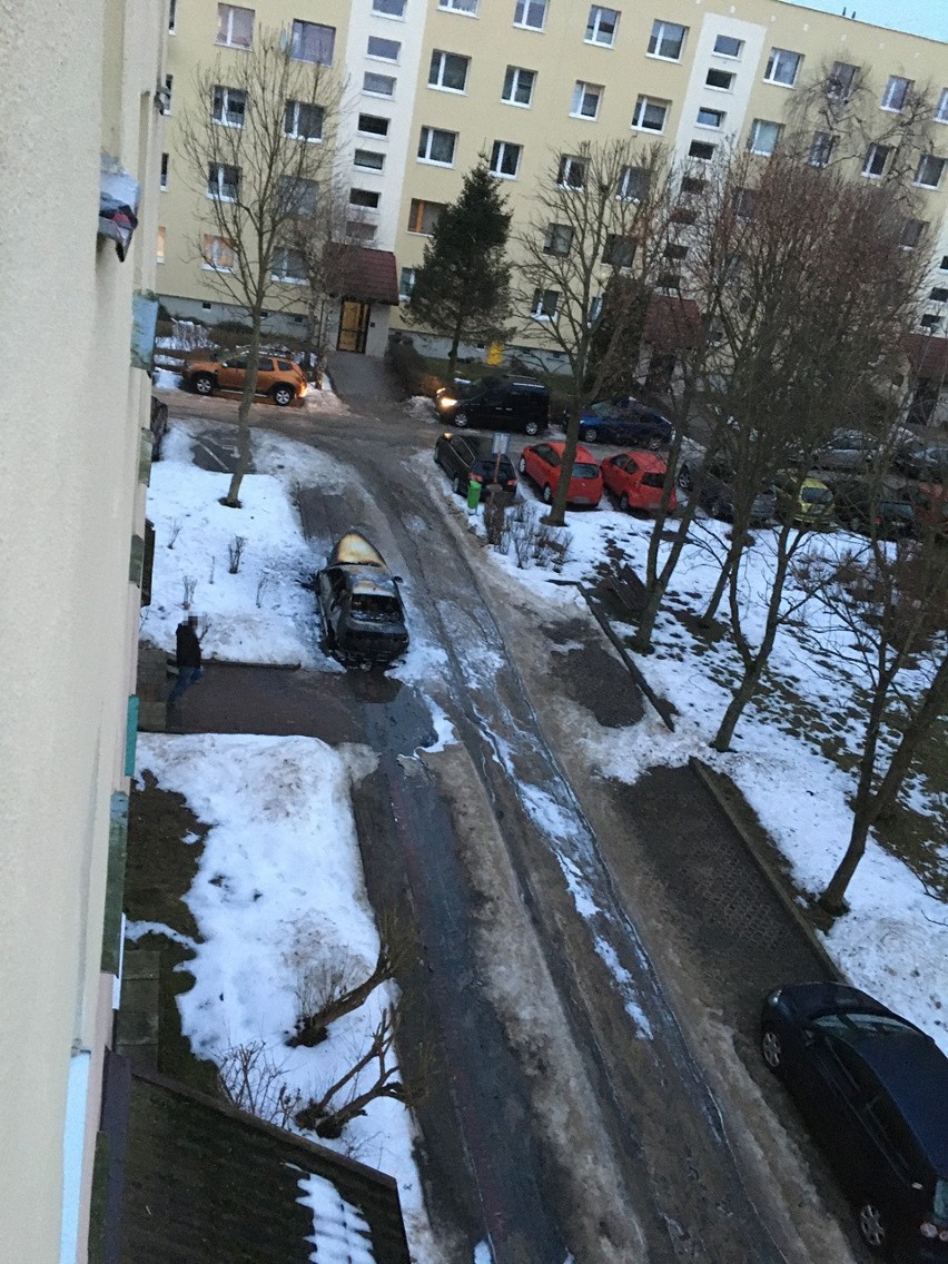 Przy ulicy Małcużyńskiego w Słupsku spłonął samochód osobowy [ZDJĘCIA]